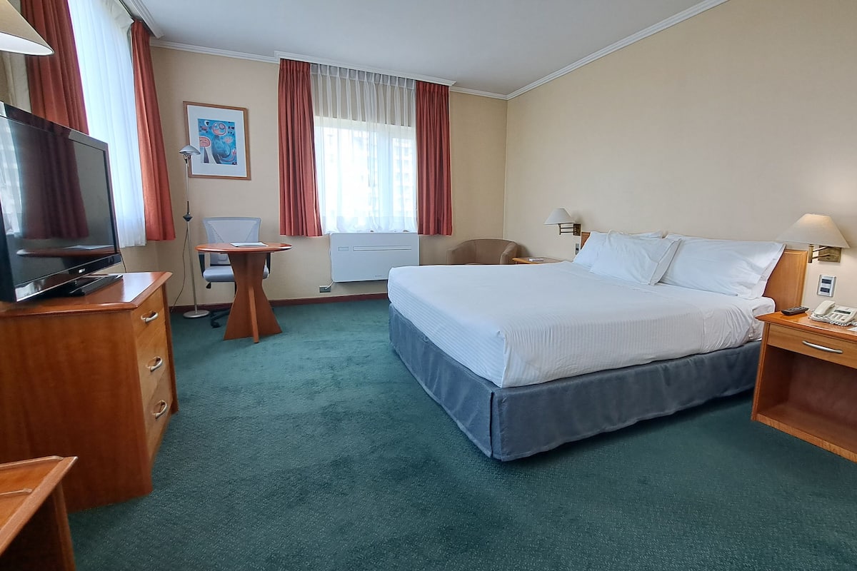 Standaard kamer | Luxe beddengoed, een minibar, een kluis op de kamer, een bureau