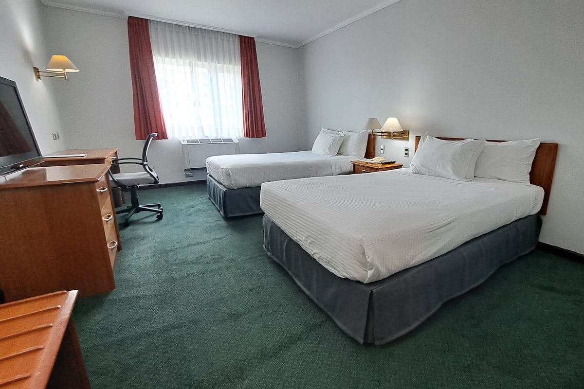 Standaard kamer | Luxe beddengoed, een minibar, een kluis op de kamer, een bureau