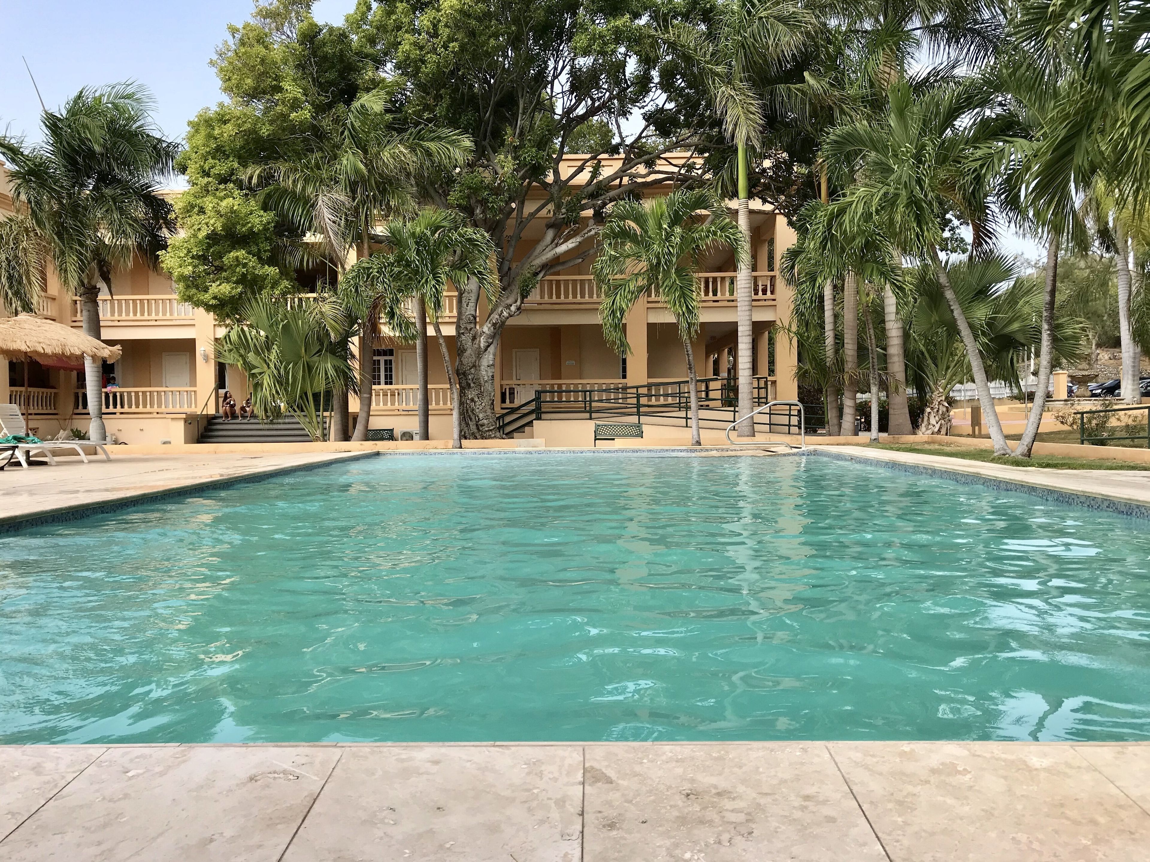 outdoor pool, a rooftop pool, open 7 am to 9 pm, pool loungers