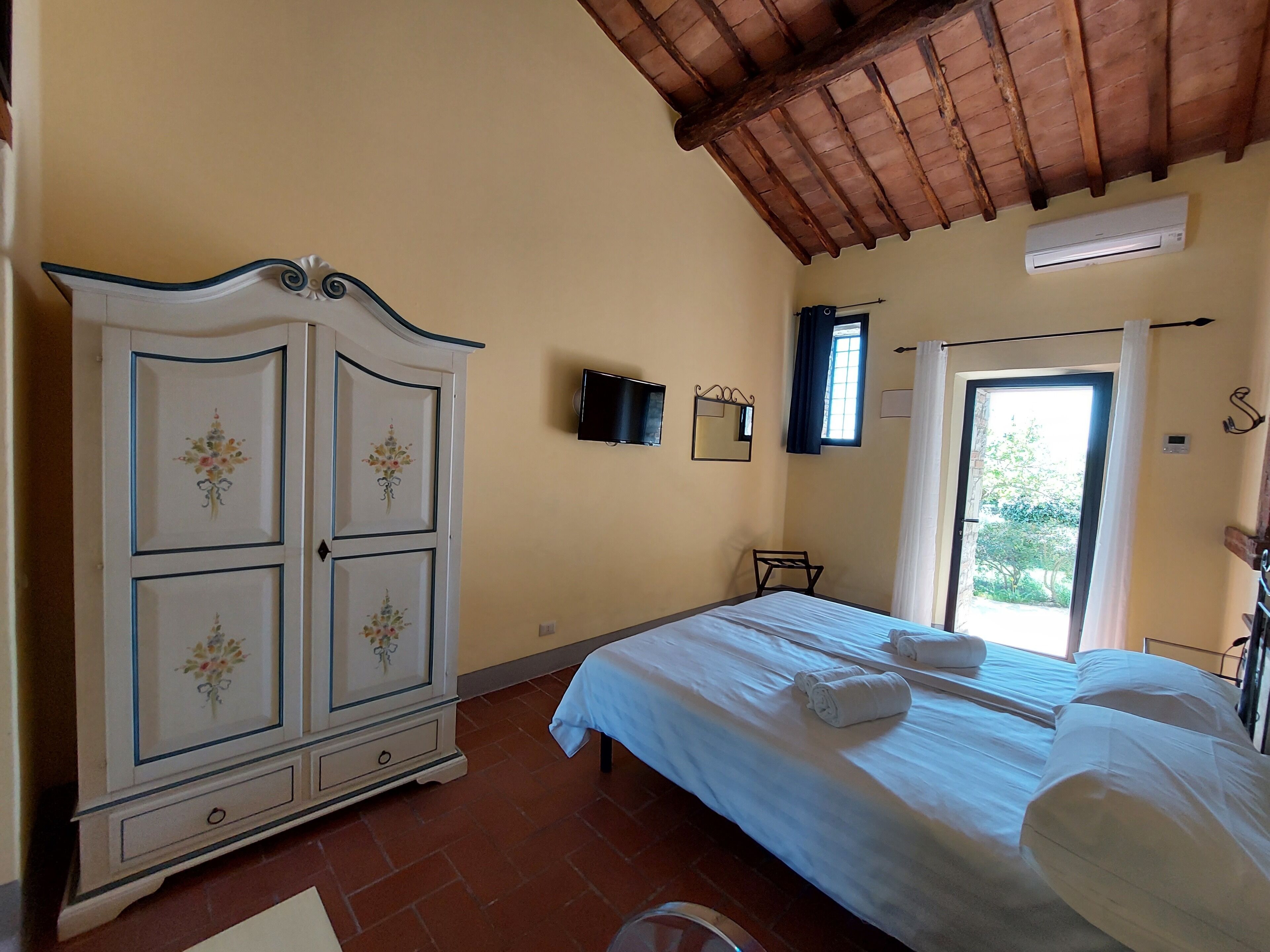 Comfort Double Room | Down comforters, desk, blackout drapes, free WiFi