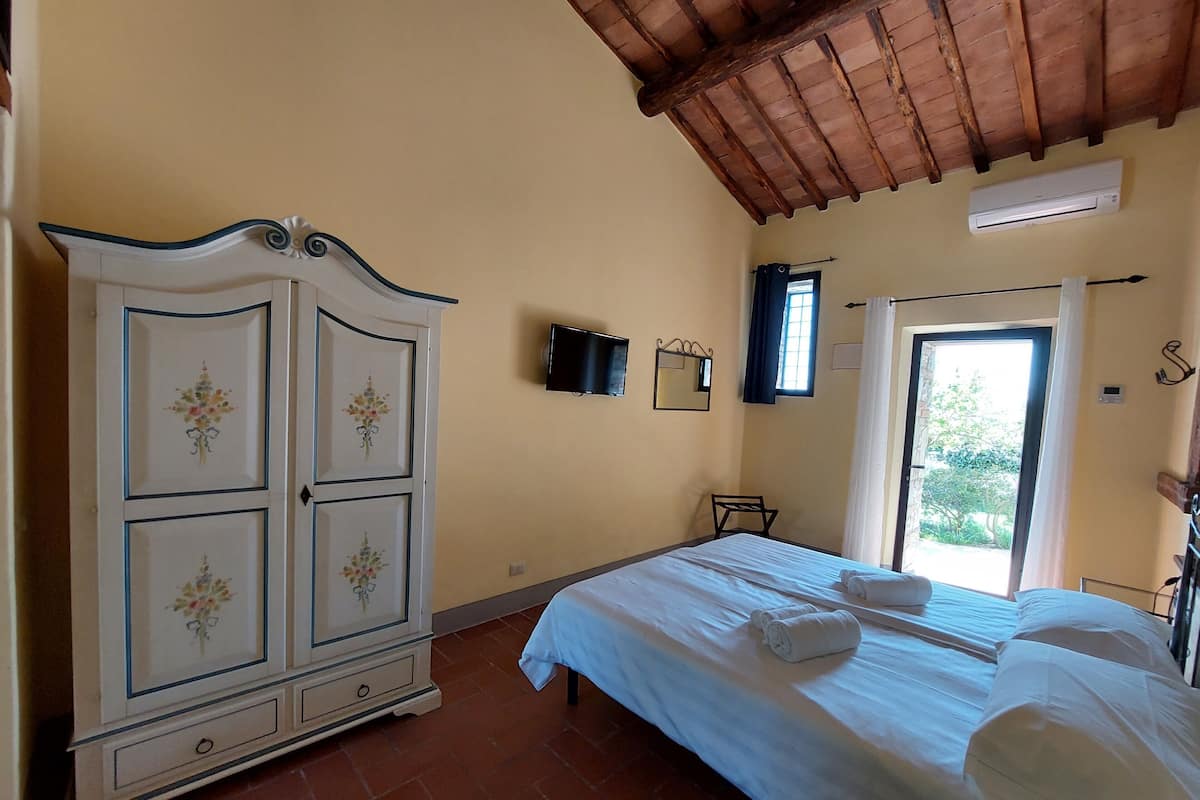 Dobbeltrom – comfort | Dundyner, skrivebord, blendingsgardiner og wi-fi (inkludert)