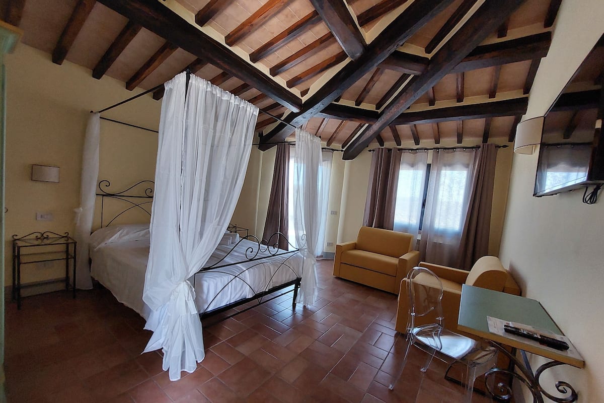 Dobbeltrom – superior | Dundyner, skrivebord, blendingsgardiner og wi-fi (inkludert)