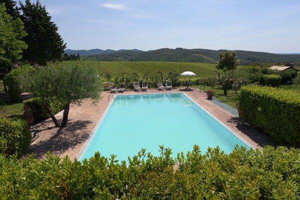 Piscine extérieure (ouverte en saison), parasols de plage