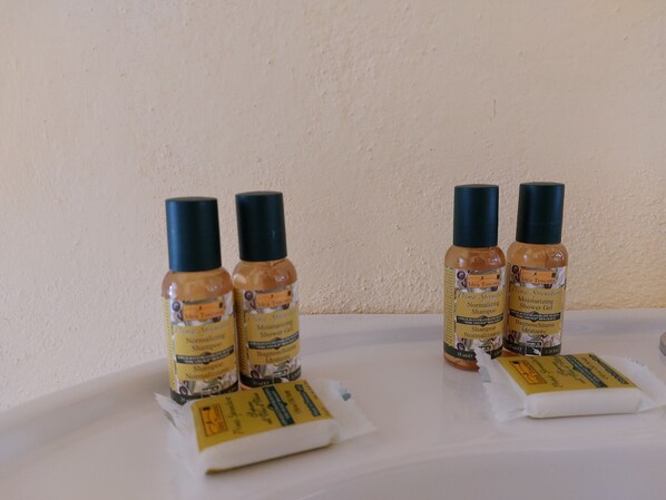 Four bottles of shampoo and conditioner on a table. - Agriturismo San Sano (Gaiole in Chianti)