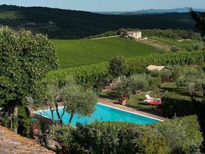 Piscine extérieure (ouverte en saison), parasols de plage