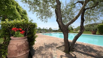 Piscina stagionale all'aperto, ombrelloni da piscina, lettini