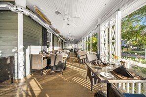 Se sirven desayunos, comidas y cenas con mesas al aire libre