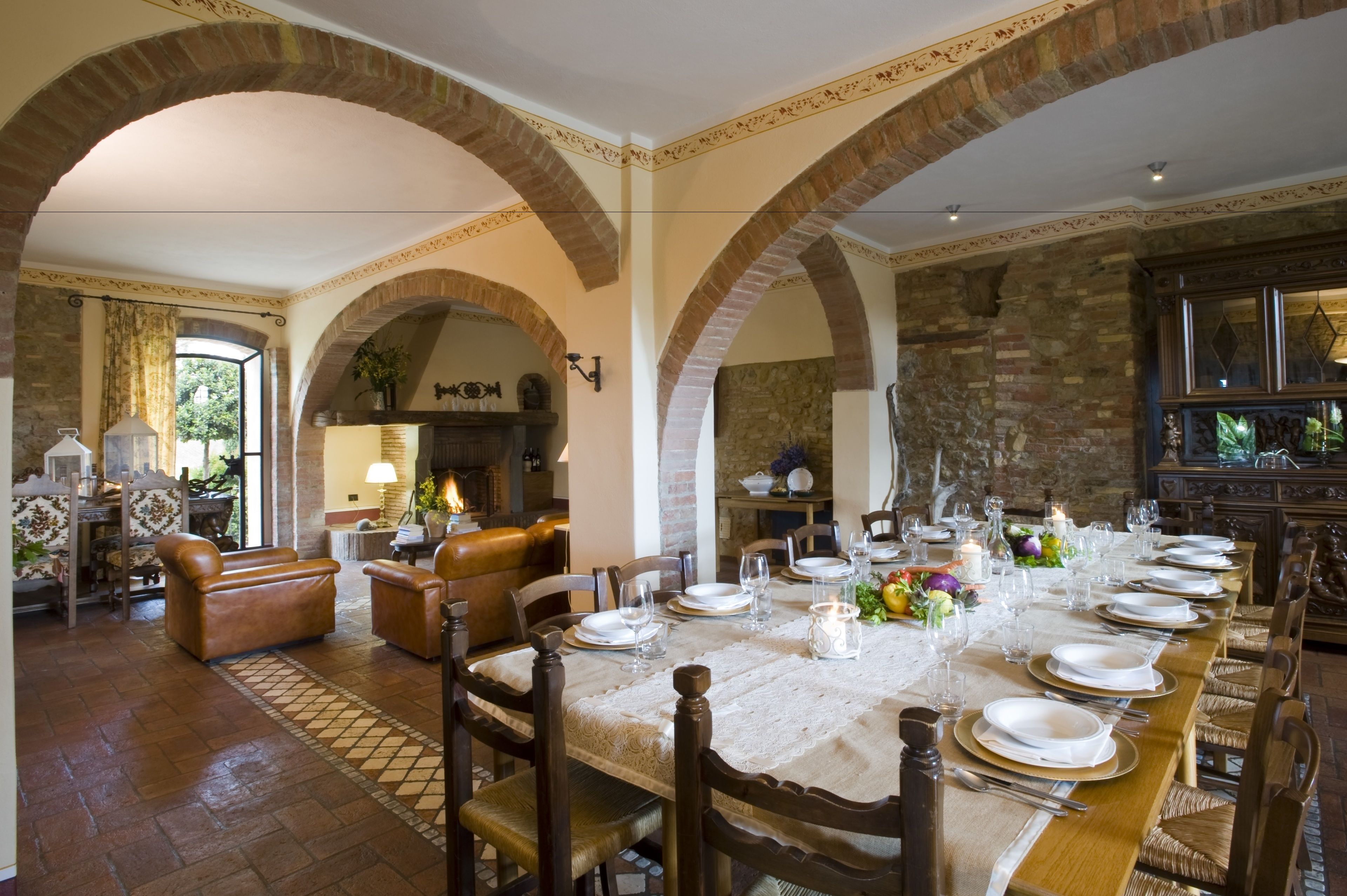 Petit déjeuner et dîner servis sur place, vue sur le jardin 