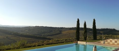 3 piscine all'aperto, ombrelloni da piscina, lettini