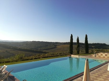 3 piscinas al aire libre, sombrillas, sillones reclinables de piscina