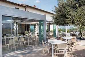 Breakfast, dinner served; Regional cuisine, garden views