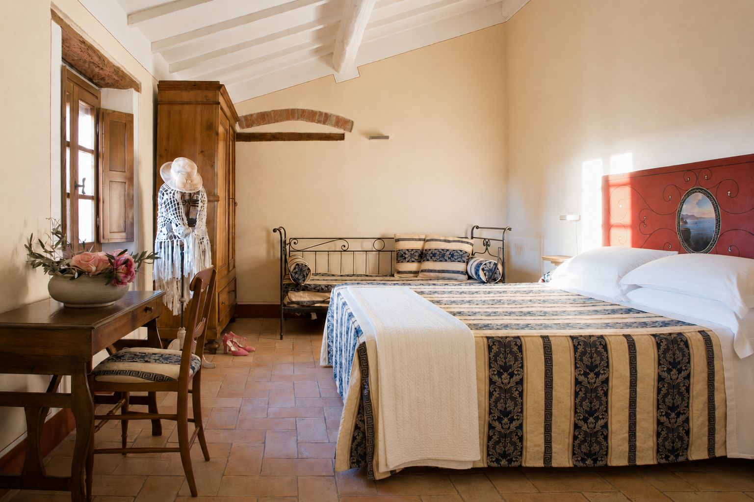 Un dormitorio con cama, escritorio y silla.