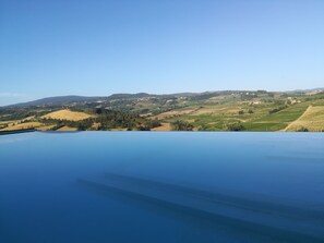 3 piscine all'aperto, ombrelloni da piscina, lettini