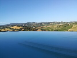 3 piscine all'aperto, ombrelloni da piscina, lettini