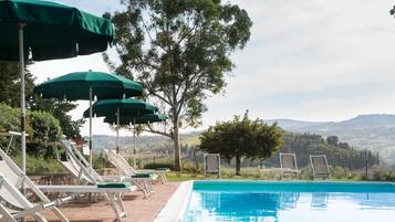 3 piscine all'aperto, ombrelloni da piscina, lettini