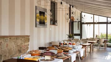 Daily cooked-to-order breakfast (EUR 20 per person)
