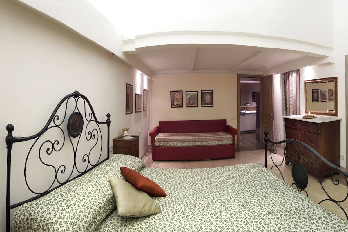 1 bedroom, individually decorated, individually furnished
