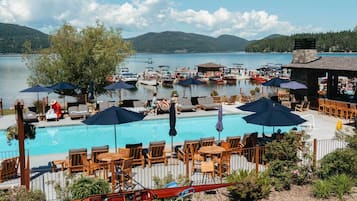 Una piscina cubierta, una piscina al aire libre, sombrillas, tumbonas