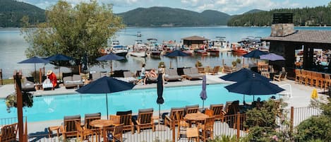 Piscina coperta, piscina all'aperto, ombrelloni da piscina, lettini