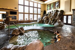Indendørs pool, udendørs pool, parasoller, liggestole
