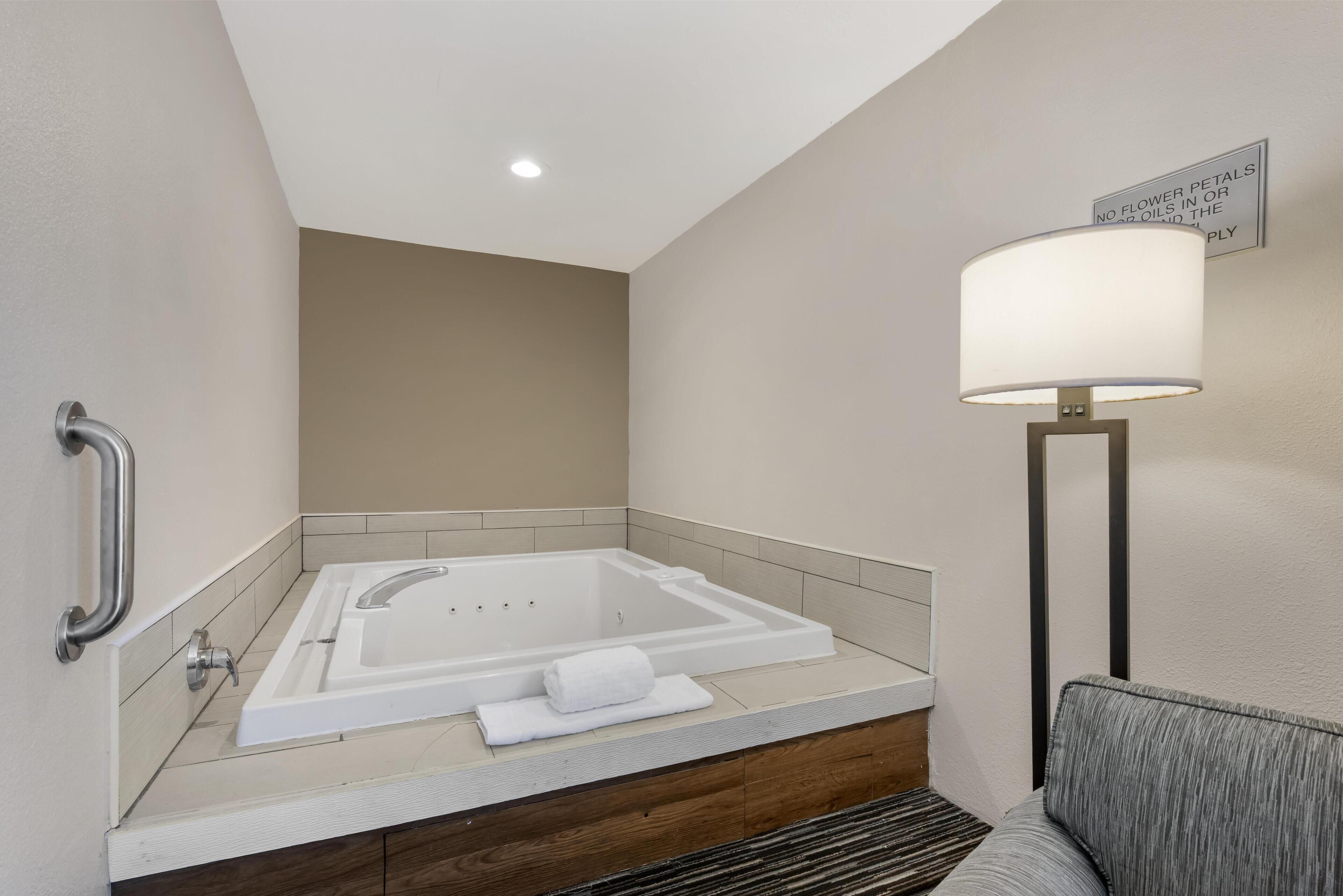 Standard Room, 1 King Bed, Non Smoking, Jetted Tub | Pillowtop beds, in-room safe, laptop workspace, iron/ironing board