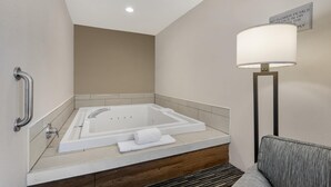 Standard Room, 1 Katil Raja (King), Non Smoking, Jetted Tub | Tilam berlapik, peti besi dalam bilik, ruang kerja komputer riba 