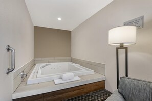 Pillow-top beds, in-room safe, laptop workspace, iron/ironing board - Best Western Port Columbus (Columbus)