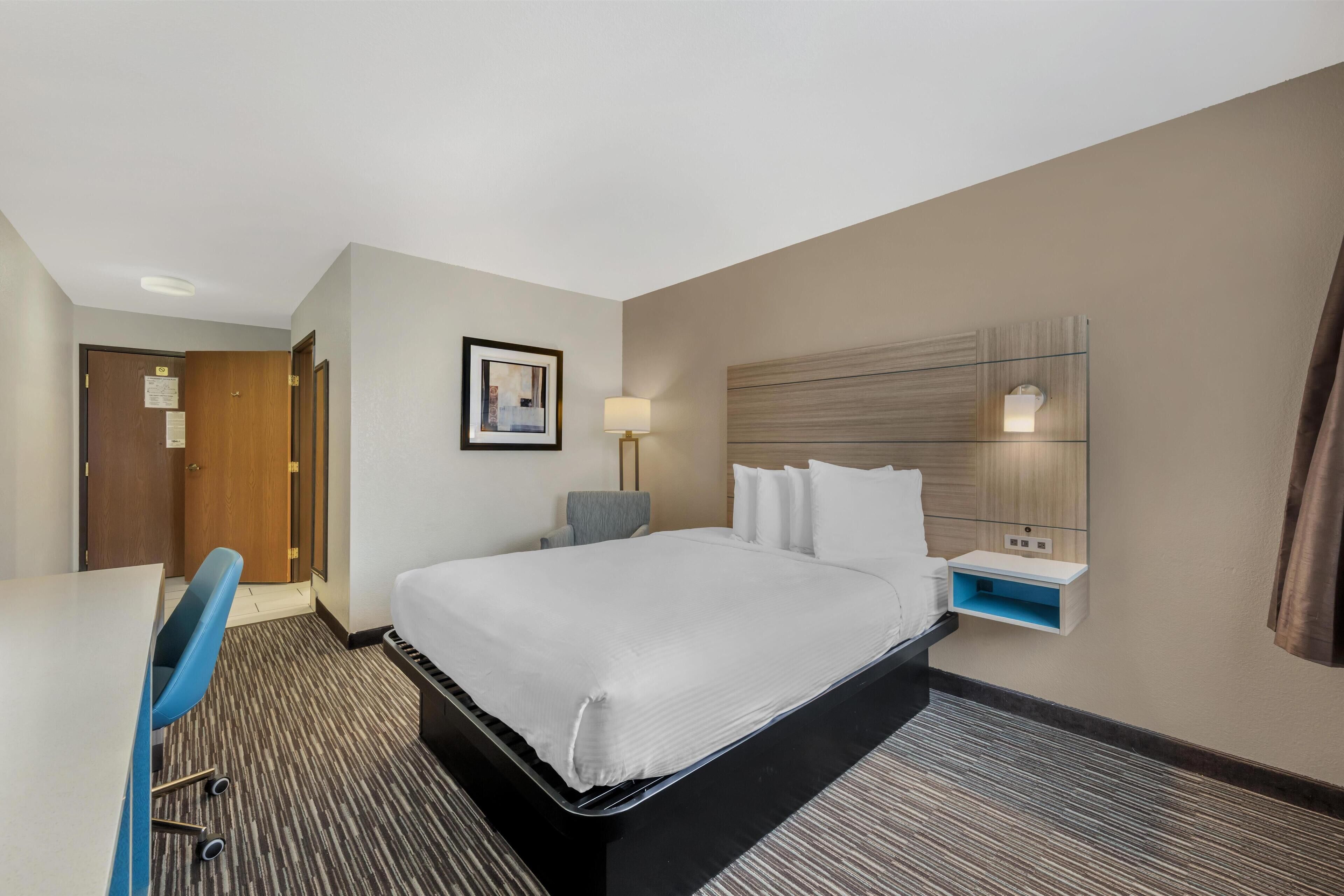 Standard Oda, 1 En Büyük (King) Boy Yatak, Engellilere Uygun, Sigara İçilmez | Yastık yüzeyli yatak, odada kasa, dizüstü bilgisayar çalışma alanı 