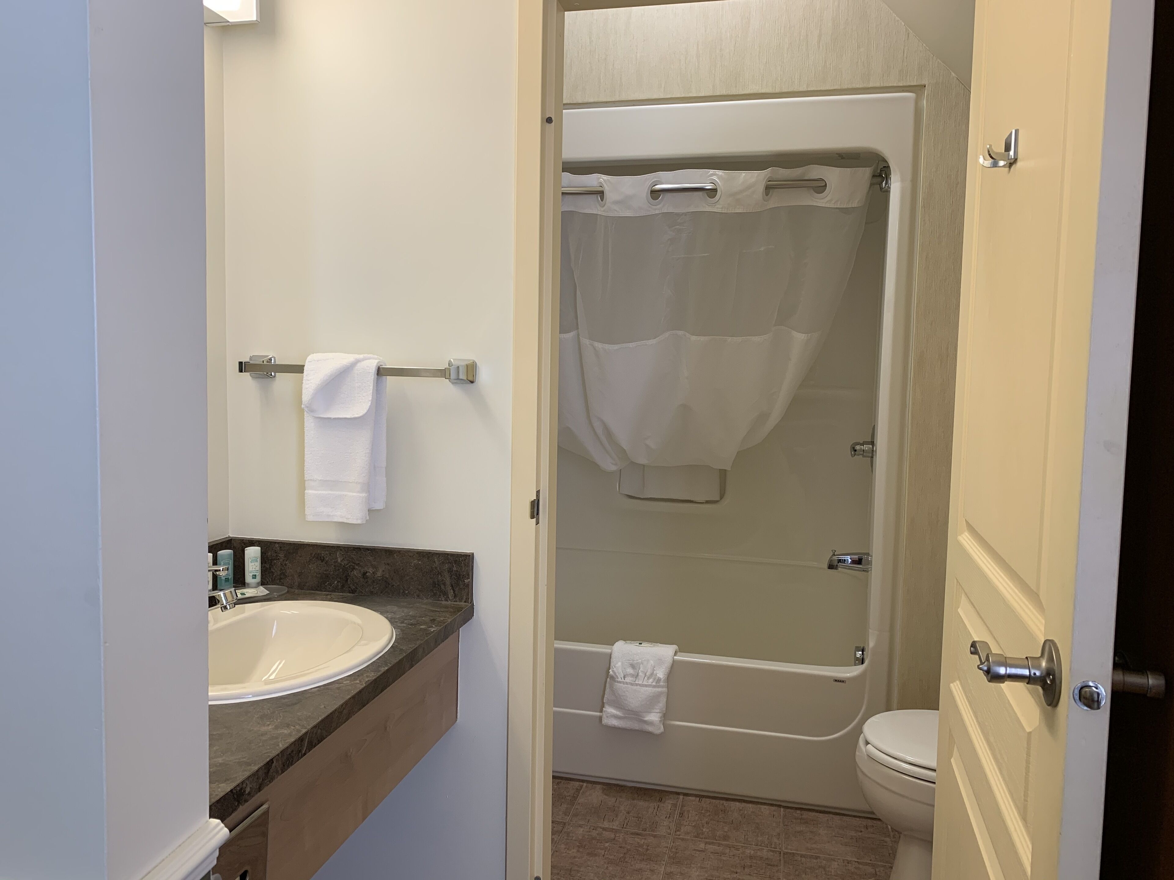 combined shower/bathtub, hydromassage showerhead, free toiletries