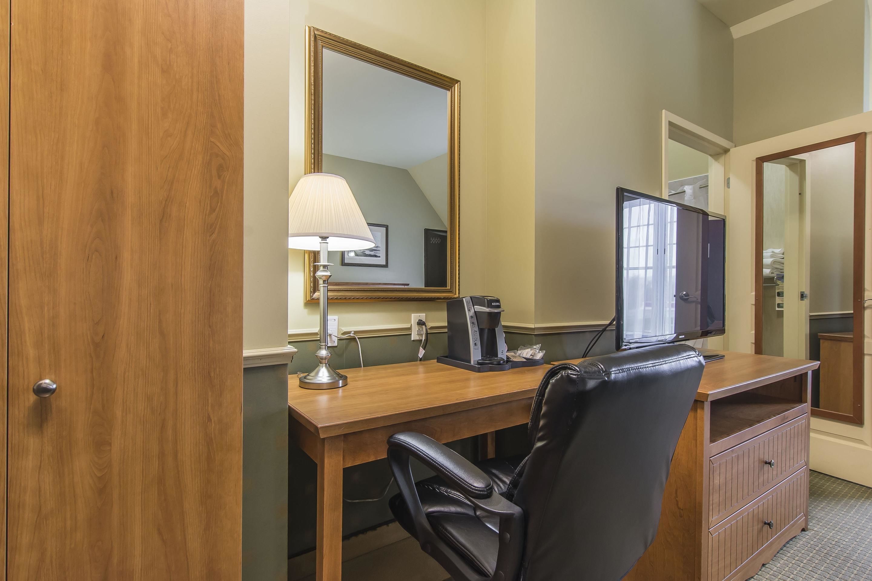 room, 1 king bed, non smoking | individually decorated, individually furnished, desk, laptop workspace