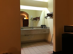 Shower - Hometowner Inn And Suites (Shepherd)