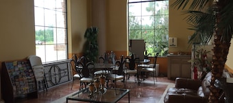 Hometowner Inn And Suites