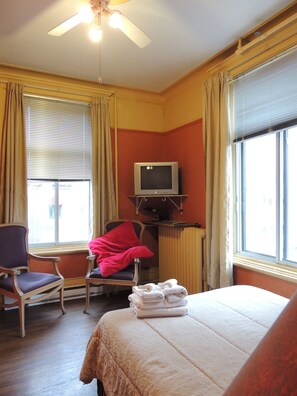 Chambre, 1 lit double, toilettes communes, douche privée