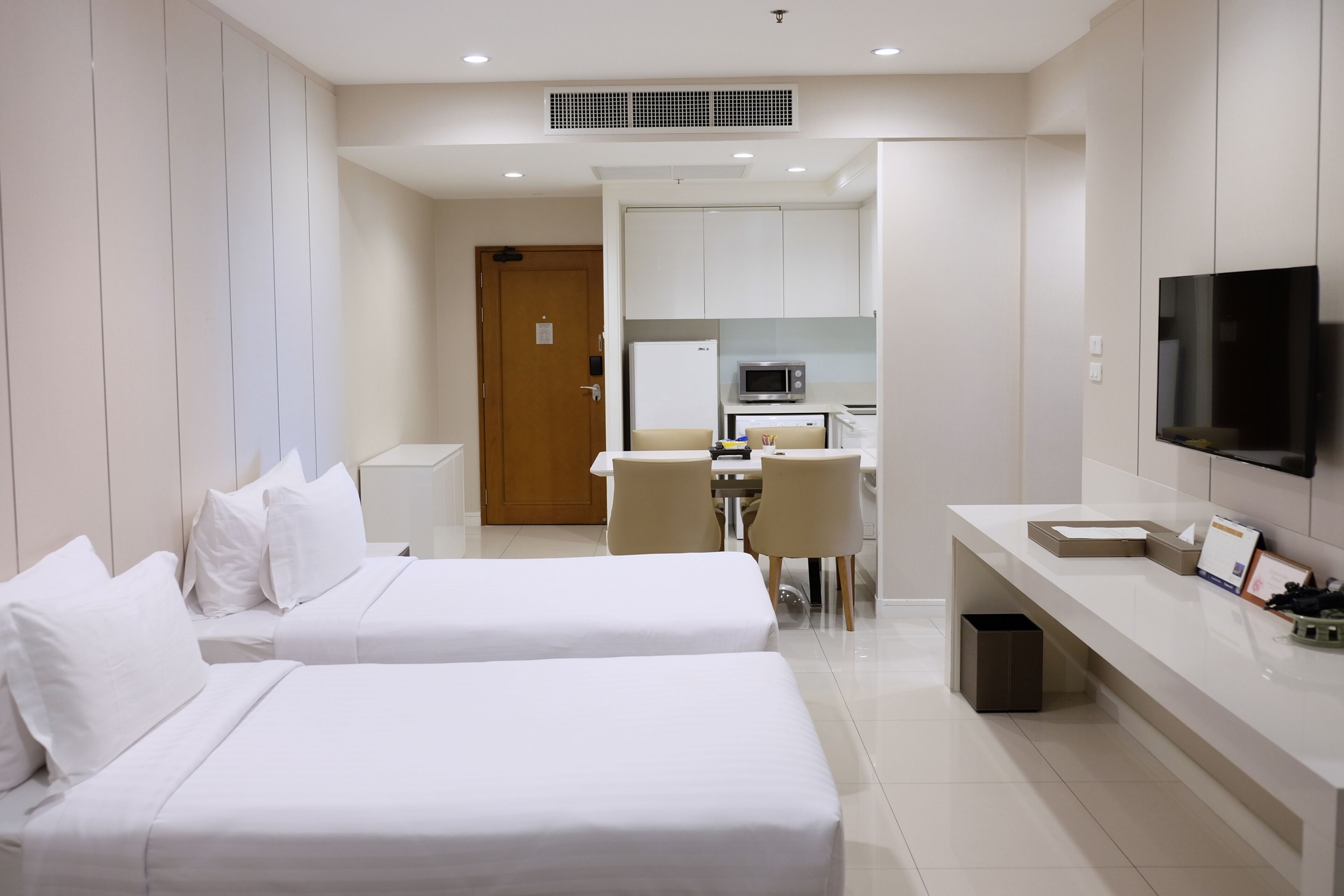 2 Bedroom Suite and 2 Extra Beds | Minibar, Zimmersafe, Schreibtisch, Bügeleisen/Bügelbrett