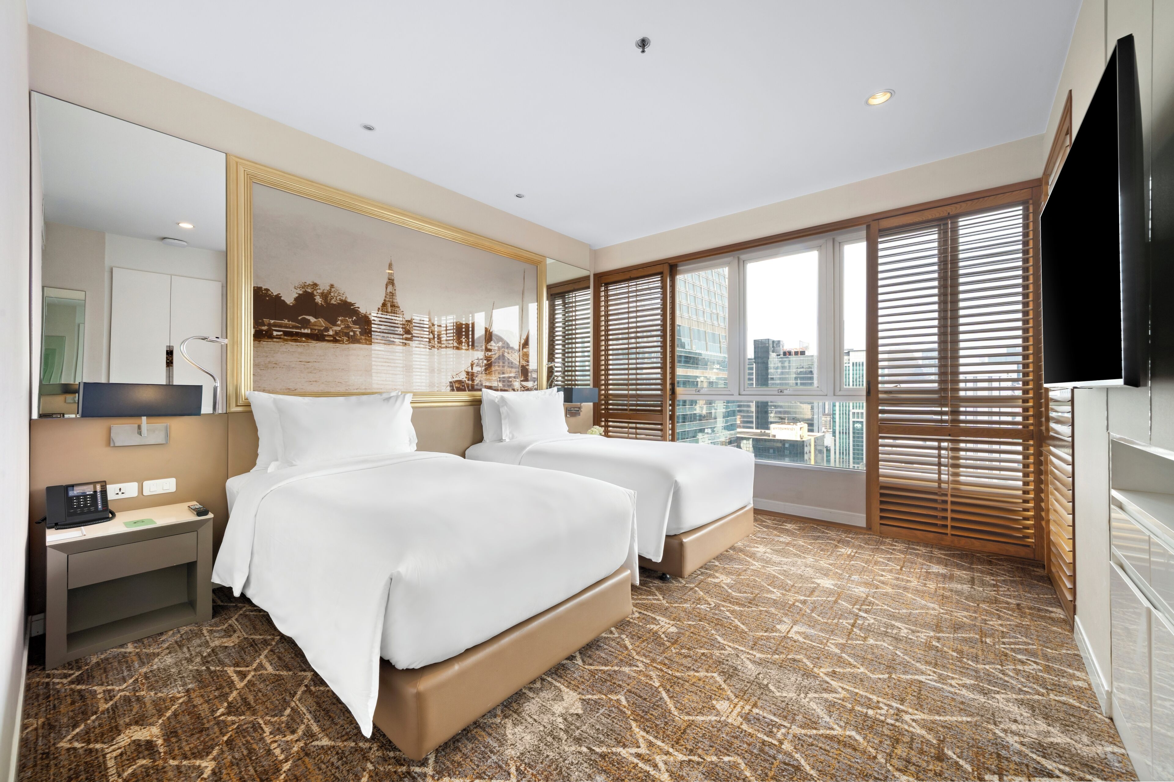 Minibar, Zimmersafe, Schreibtisch, Bügeleisen/Bügelbrett