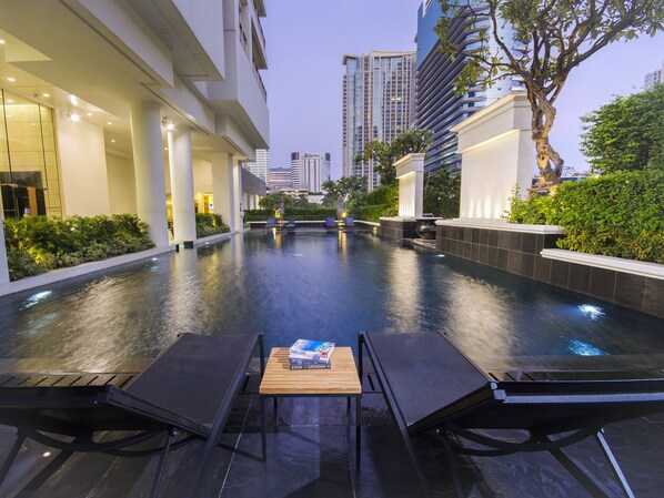 Piscine extérieure, parasols de plage, chaises longues