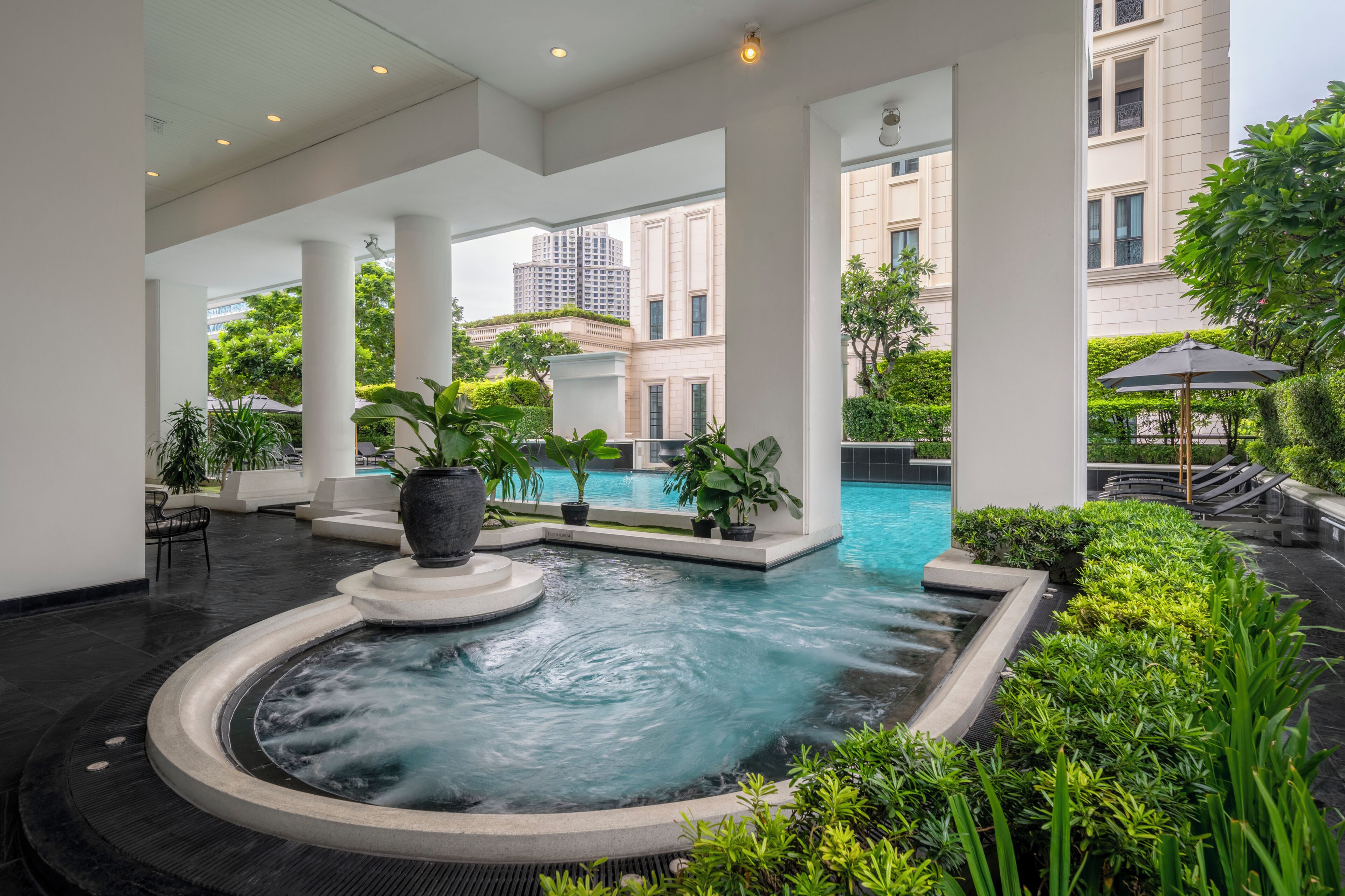 屋外プール、プール パラソル、サンラウンジャー