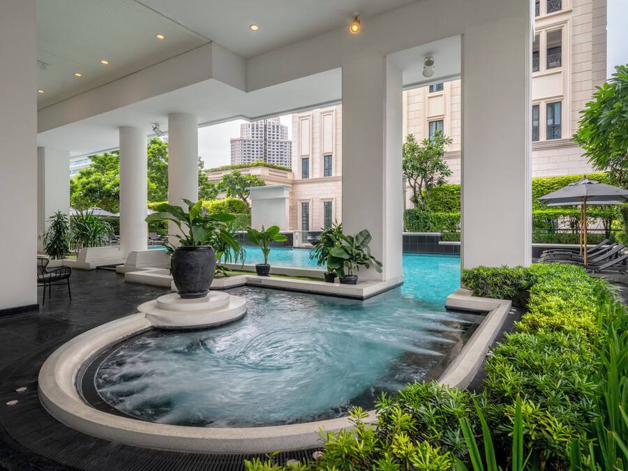 Utendørsbasseng, bassengparasoller og solsenger