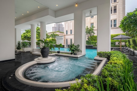Outdoor pool, pool umbrellas, pool loungers. Grande Centre Point Ploenchit