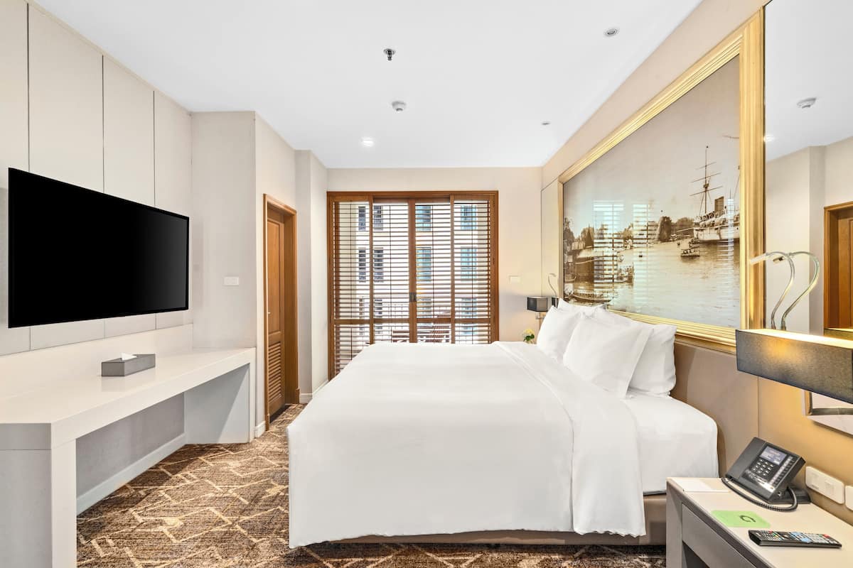 Junior-Suite, Balkon | Minibar, Zimmersafe, Schreibtisch, Bügeleisen/Bügelbrett