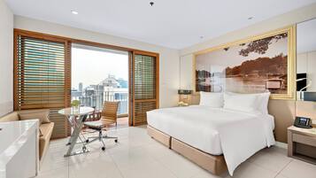 Habitación superior, balcón | Minibar, caja fuerte, escritorio y tabla de planchar con plancha