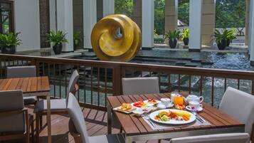 Breakfast, lunch and dinner served