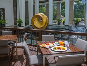 Petit déjeuner, déjeuner et dîner servis sur place