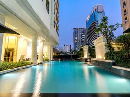 야외 수영장, 수영장 파라솔, 일광욕 의자