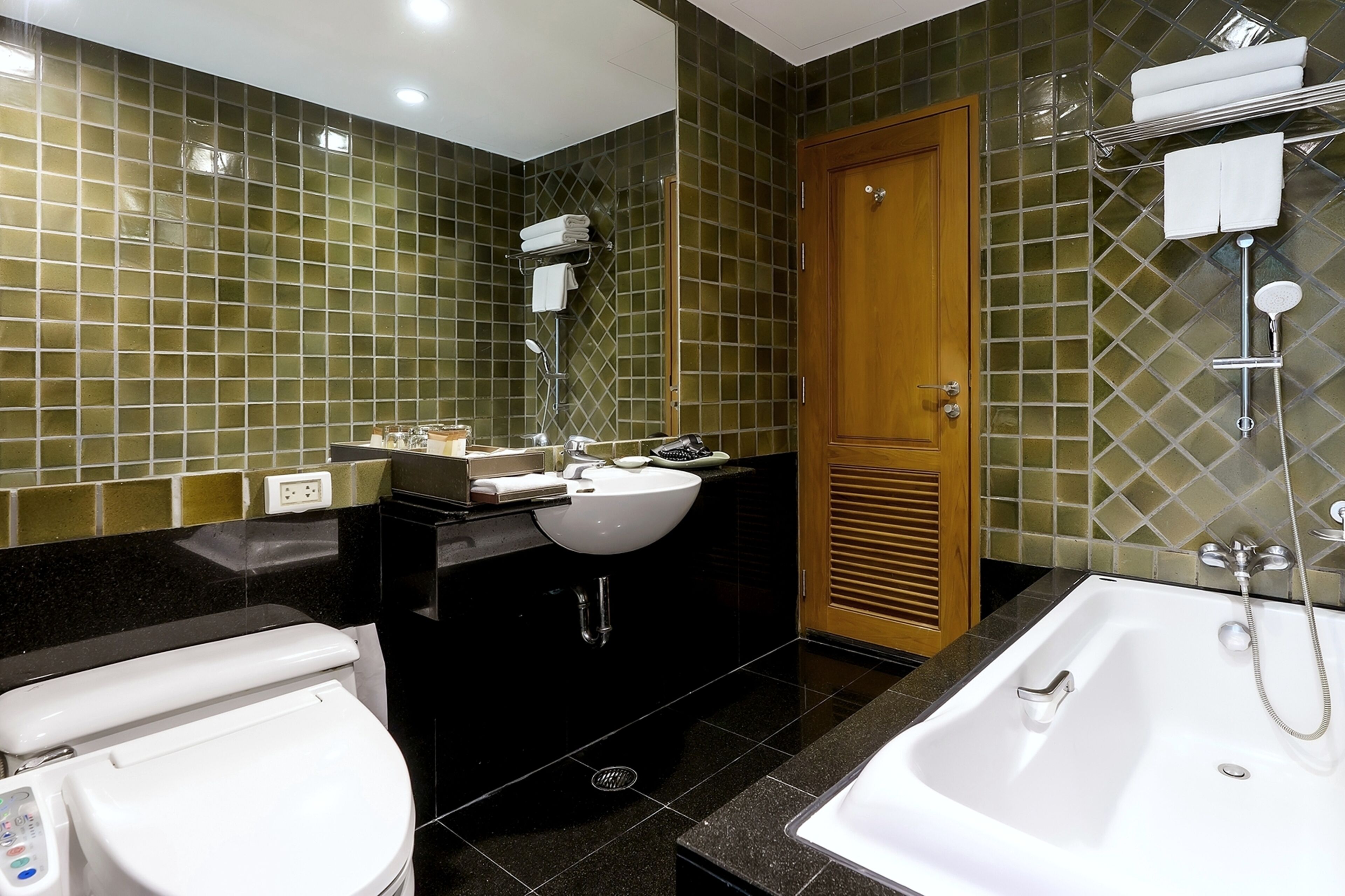 A bathroom with a toilet, sink, and bathtub.