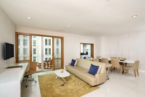 Minibar, coffres-forts dans les chambres, bureau