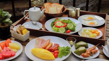 Una bandeja con productos de desayuno como huevos, tostadas y varias frutas.