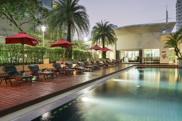 Piscina externa, guarda-sóis, espreguiçadeiras