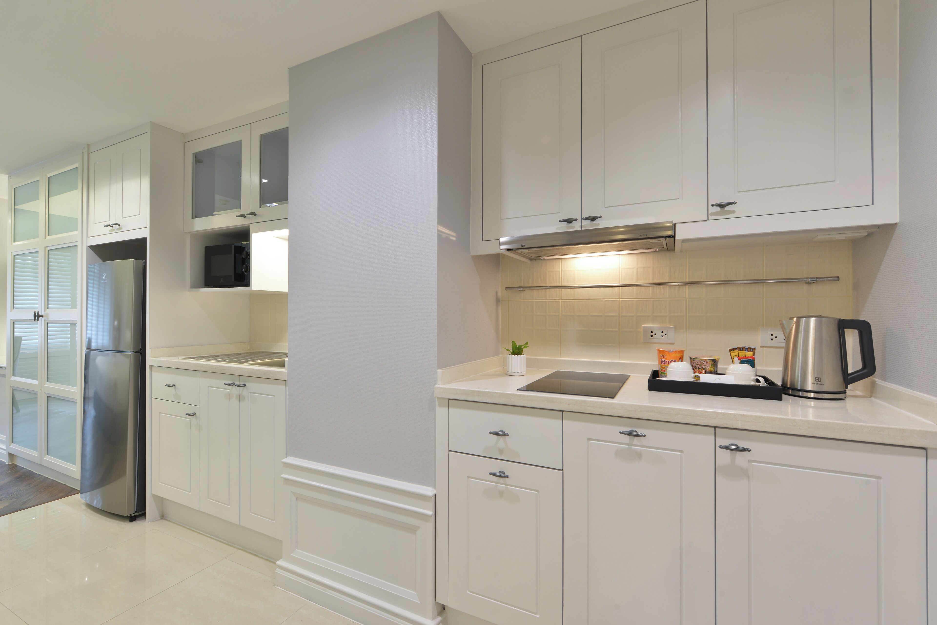 deluxe premium king or twin bed | private kitchen | electric kettle