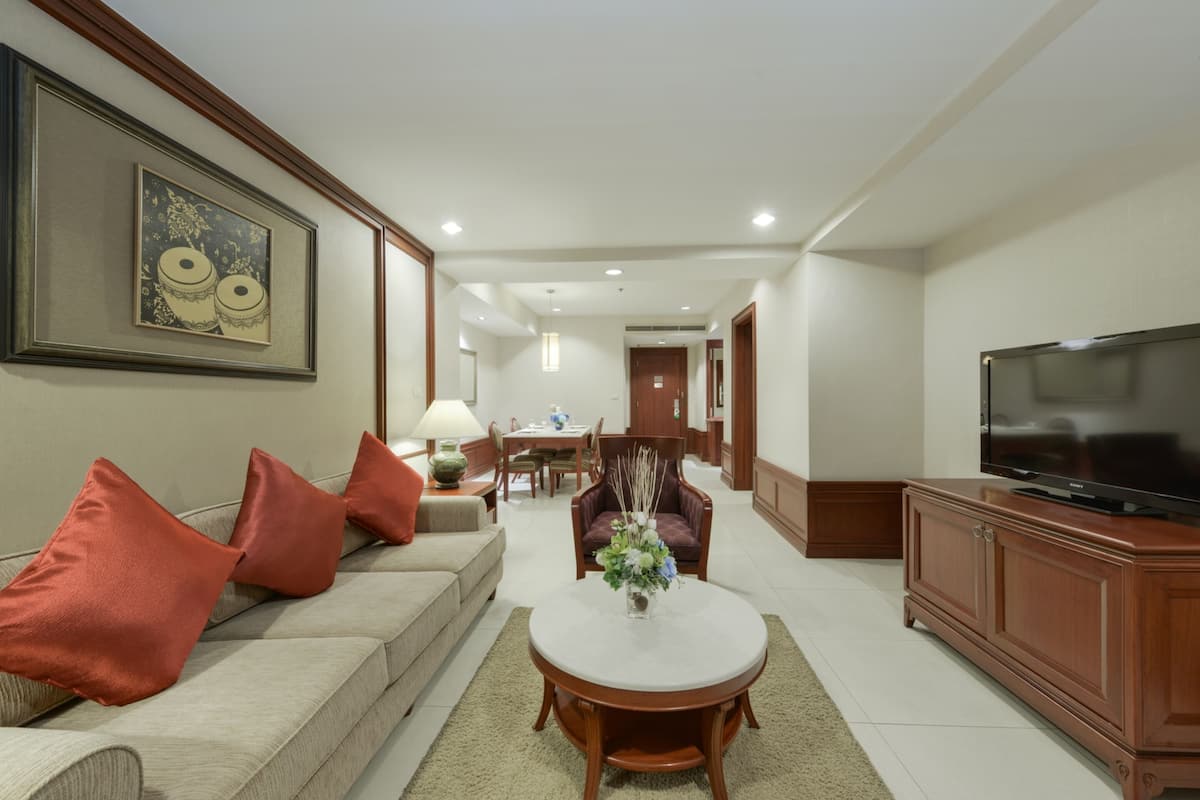 2 Bedroom Executive Family for 6 People | Living area